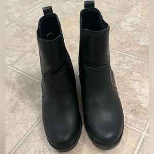 Universal Thread Chelsea wedge black booties
